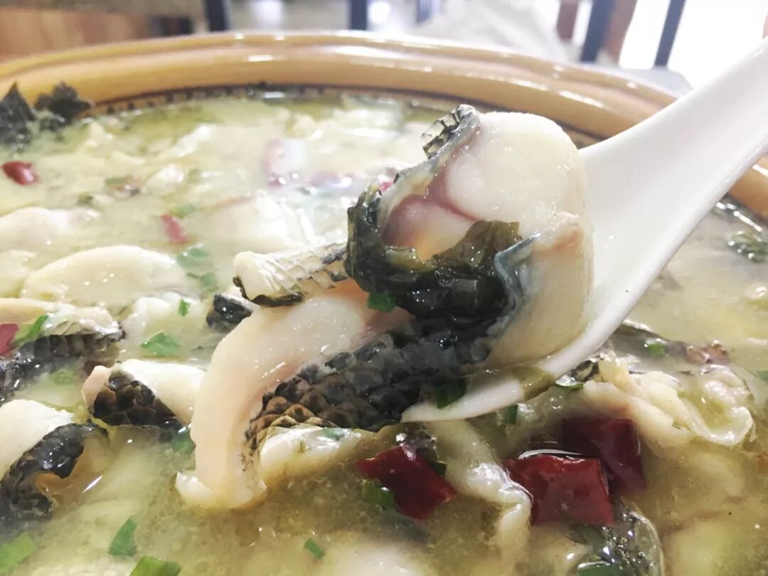 在它家吃,是在肉里捞酸菜——份量忒足.