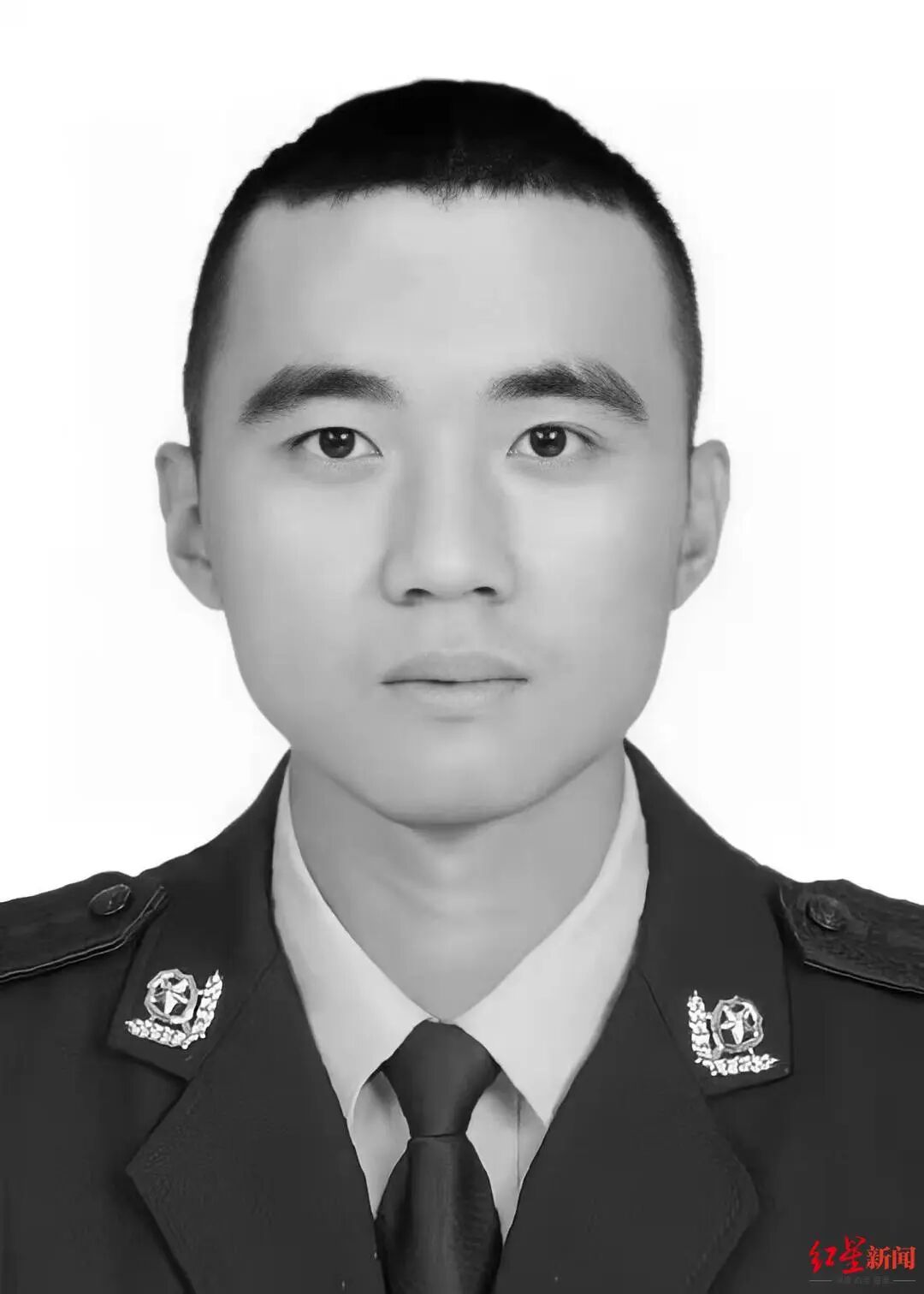 刘仕国实习时的师父叫李雨阗2020年,李雨阗在出警时跳江救人,英勇牺牲