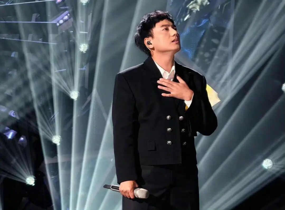 参加《歌手2024》被评“唱腔太土”，海来阿木回应：也许不够高雅，能打动人心就够了