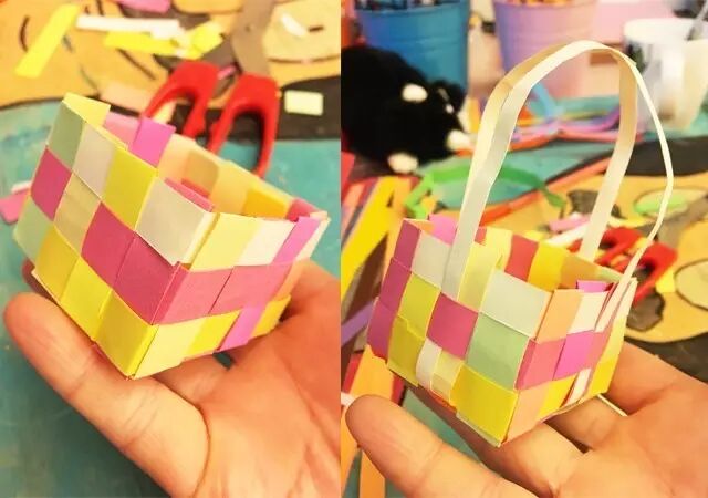 第一个小菜篮就做好啦▼接下来做第二个▼把纸条对折再穿插一遍▼最后