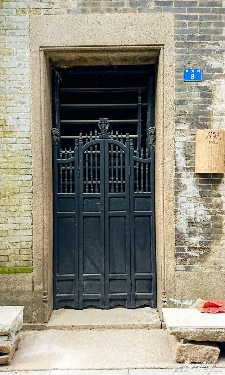 标准的岭南老宅趟栊门