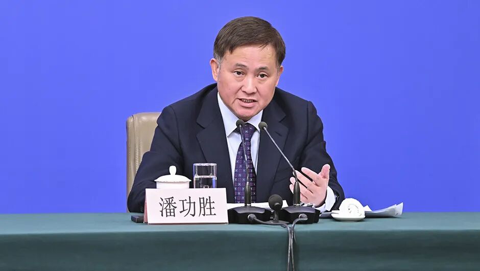 中国人民银行行长潘功胜回答记者提问