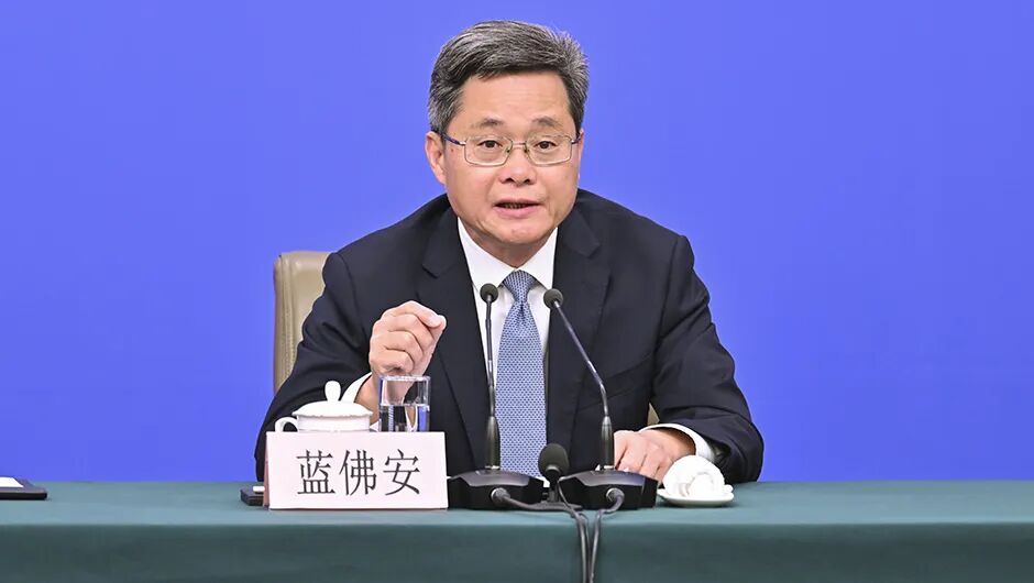 财政部部长蓝佛安回答记者提问