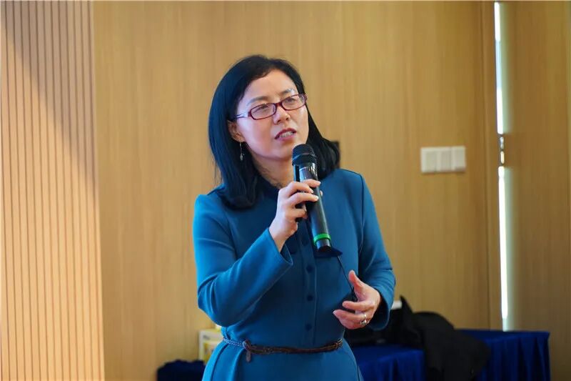 钟杰,女,网名艾岚,广东省深圳市光明中学语文高级教师,全国知名班主任