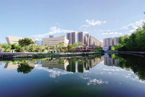 被倒天河环绕的同心大厦