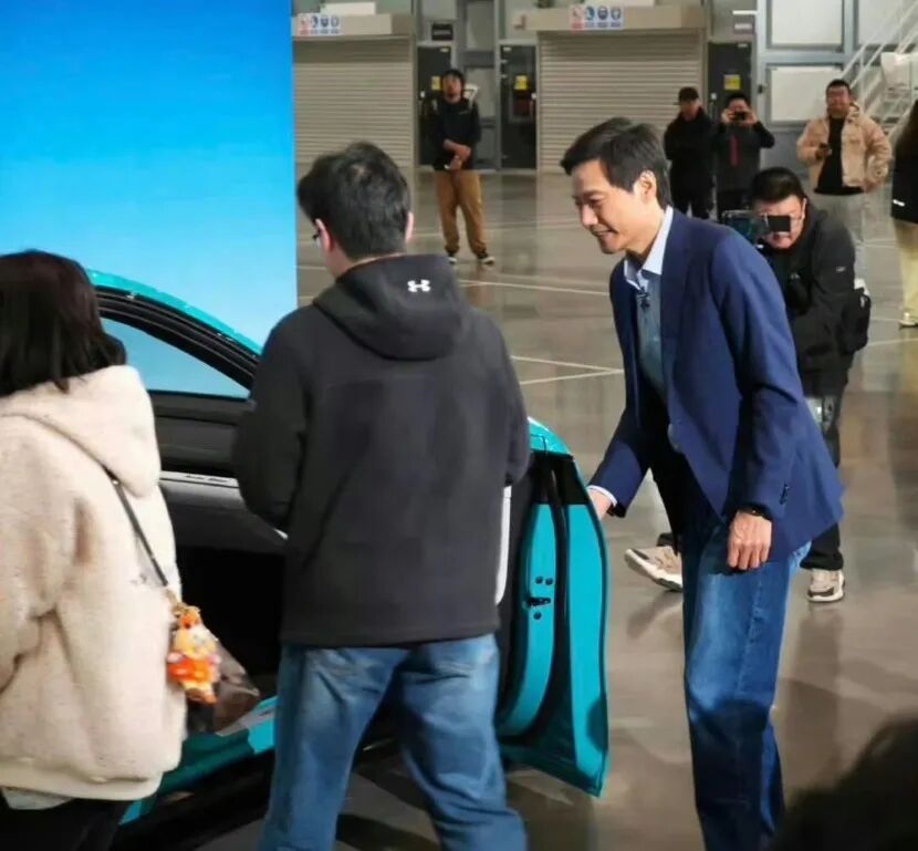 雷军弯腰给车主开门，被指“会搞流量”？本人回应：单纯想感谢车主