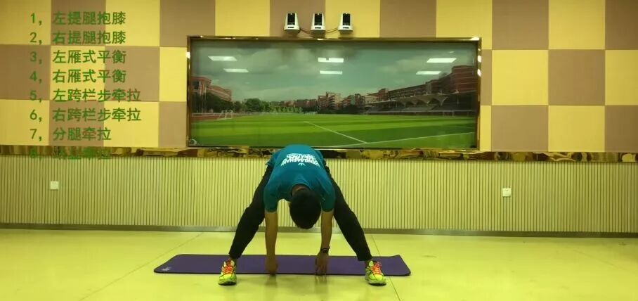 来,该你了,动起来!第六套有请灵魂舞者,刘洋老师1. 单腿屈膝      2.