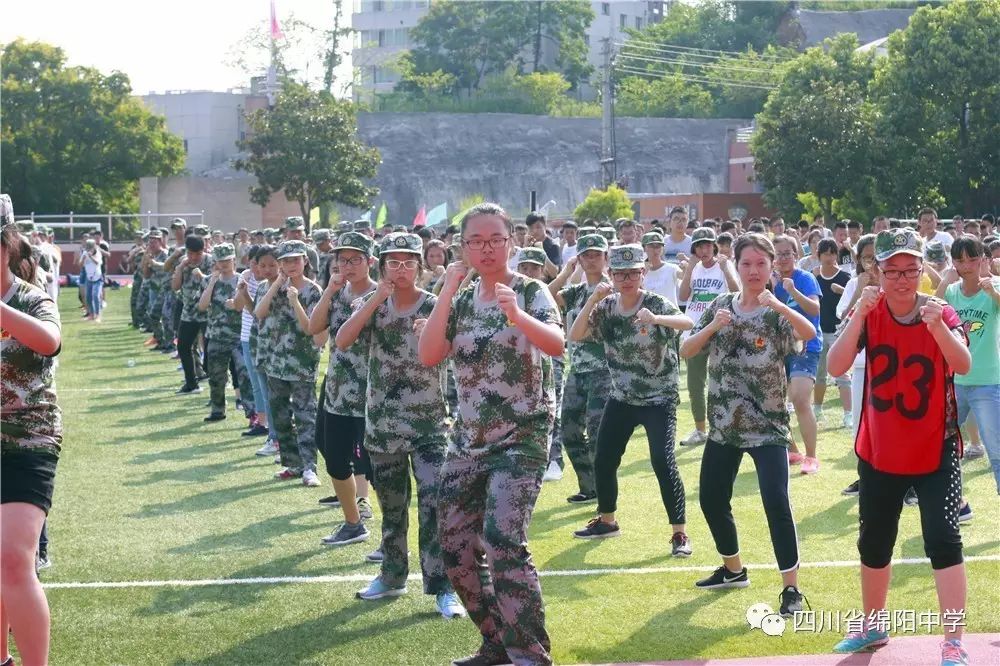 軍訓日記盧浩榮 高2017級航空2班起床時的腿痠,腰痛和背疼,這些都是