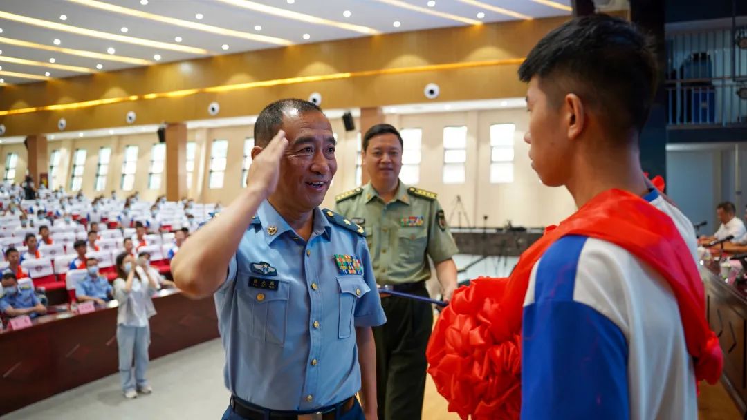 梦想起航空军飞行学员录取仪式在绵阳中学隆重举行