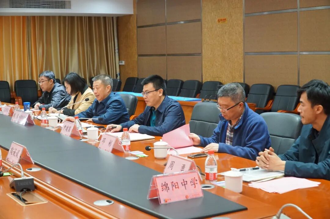 绵阳市尹建国名师鼎兴工作室举行中期评估会