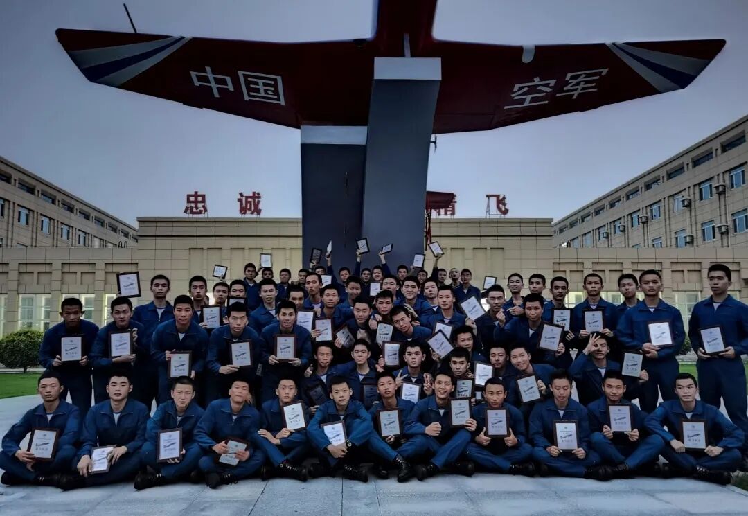 绵阳中学2018级航空班34人被空军航空大学录取为飞行学员