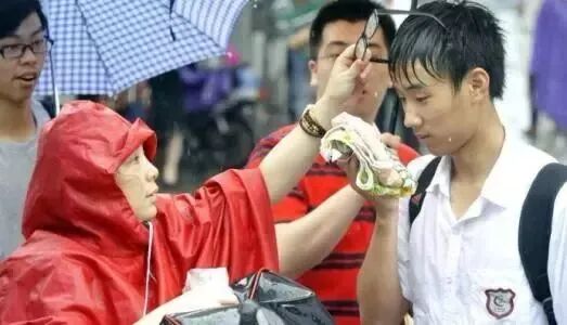 高考结束了，考好考坏，爸妈都等你回家吃饭！