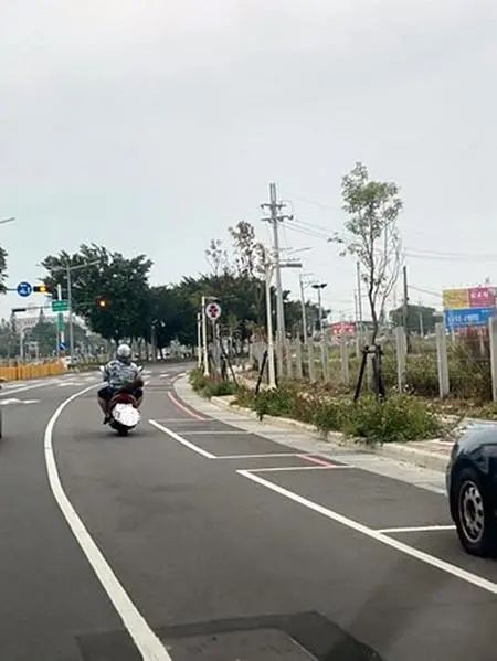 把狗狗放在摩托车后座 本想教育狗主 靠近一看 好尴尬呀 二货萌宠屋 微信公众号文章阅读 Wemp