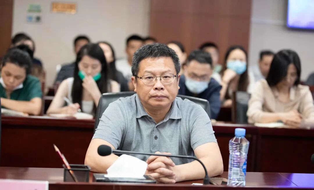 江西教育传媒集团总经理万明华以《商业模式的力量》为题,讲述了新