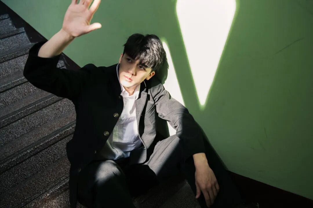 的都是用手遮住上半脸的姿势,其实用手挡着下巴也是非常好用的pose,拍