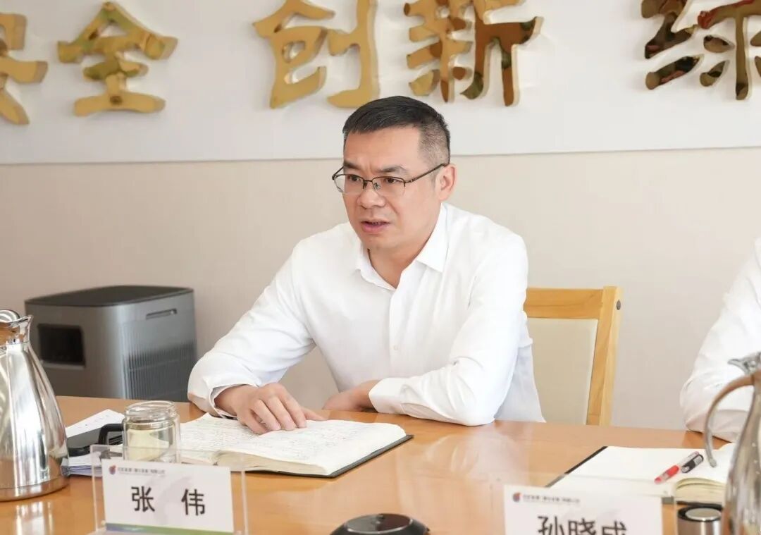 张伟1.jpg
