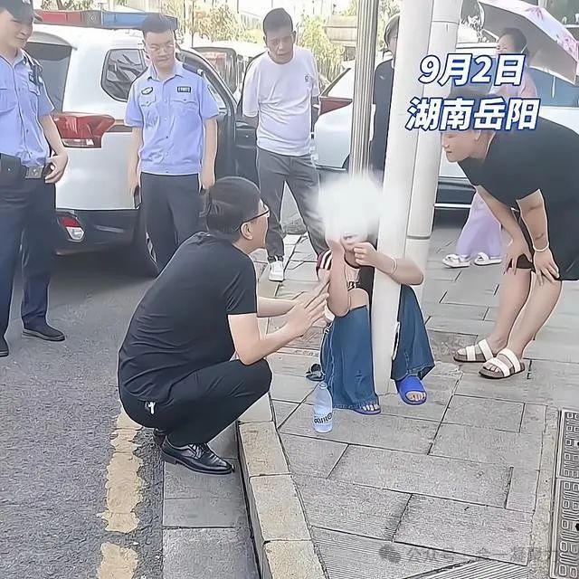 外地女孩疑遭伤害街头崩溃大哭