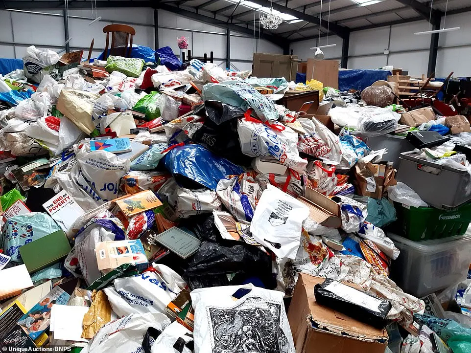 英国独居男子死后留下6万多件“垃圾”，拍卖公司却说：它们价值千万...（组图） - 5