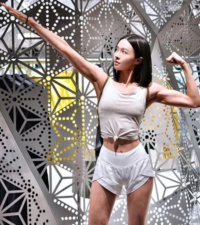 【美女】 她被嘲屁股太扁，健身后怒甩对比照惊呆众人，大腿和臀部成这样，百万粉丝：求方法！（组图） - 26