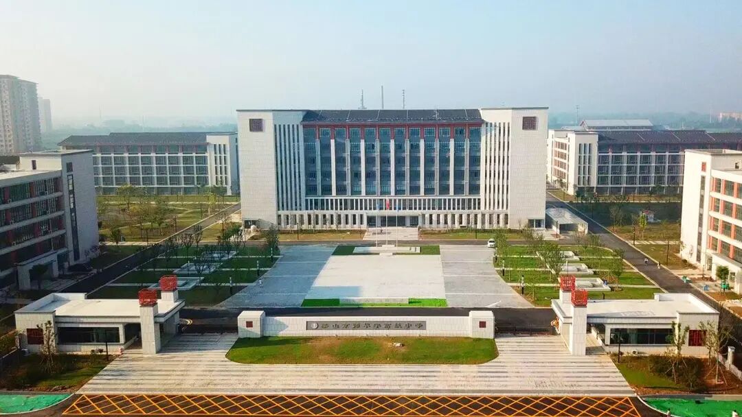 目前,项目基本建成,今年9月可开展秋季招生,将有效缓解梁山县