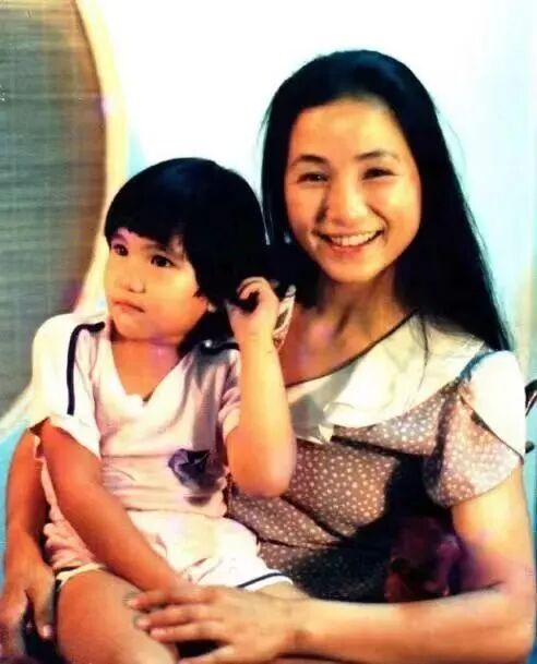 "侠女"郑佩佩:巅峰期为爱息影,怀孕8次为求子,如今伤痛缠身