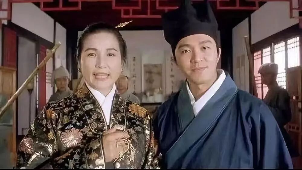 "侠女"郑佩佩:巅峰期为爱息影,怀孕8次为求子,如今伤痛缠身