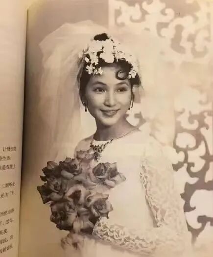 "侠女"郑佩佩:巅峰期为爱息影,怀孕8次为求子,如今伤痛缠身