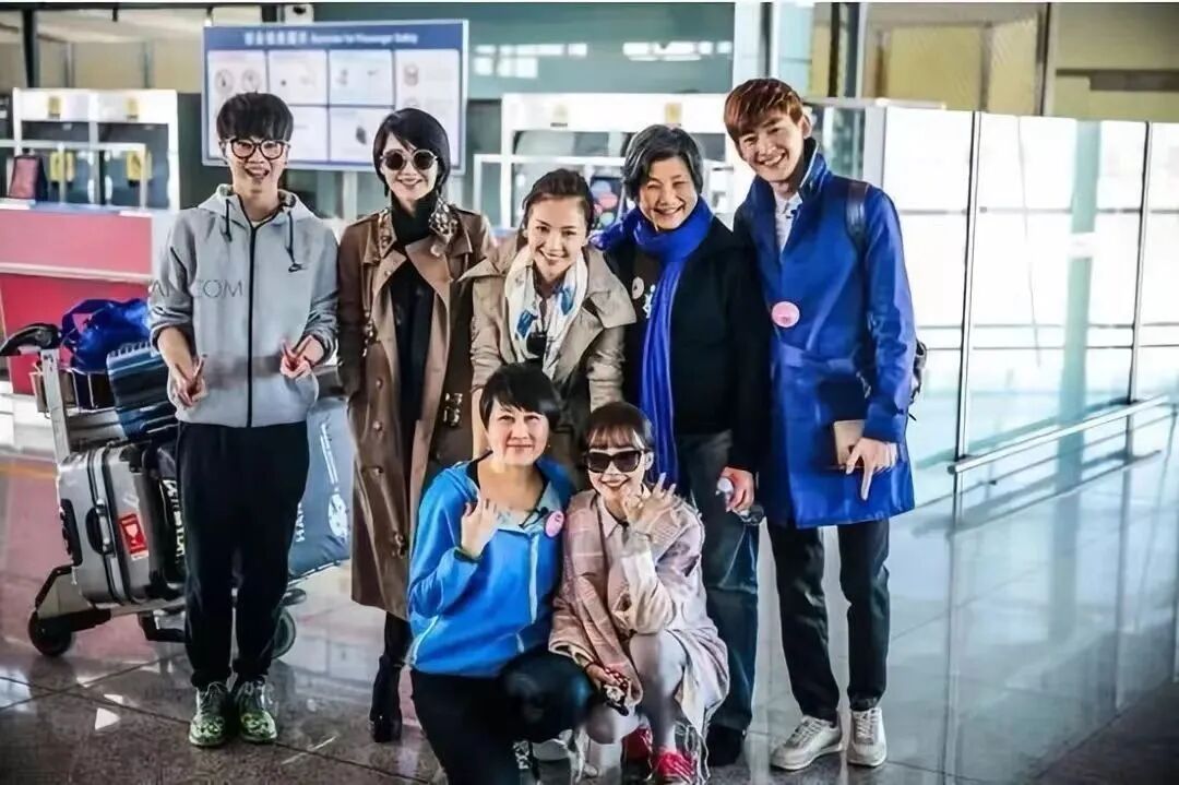 "侠女"郑佩佩:巅峰期为爱息影,怀孕8次为求子,如今伤痛缠身