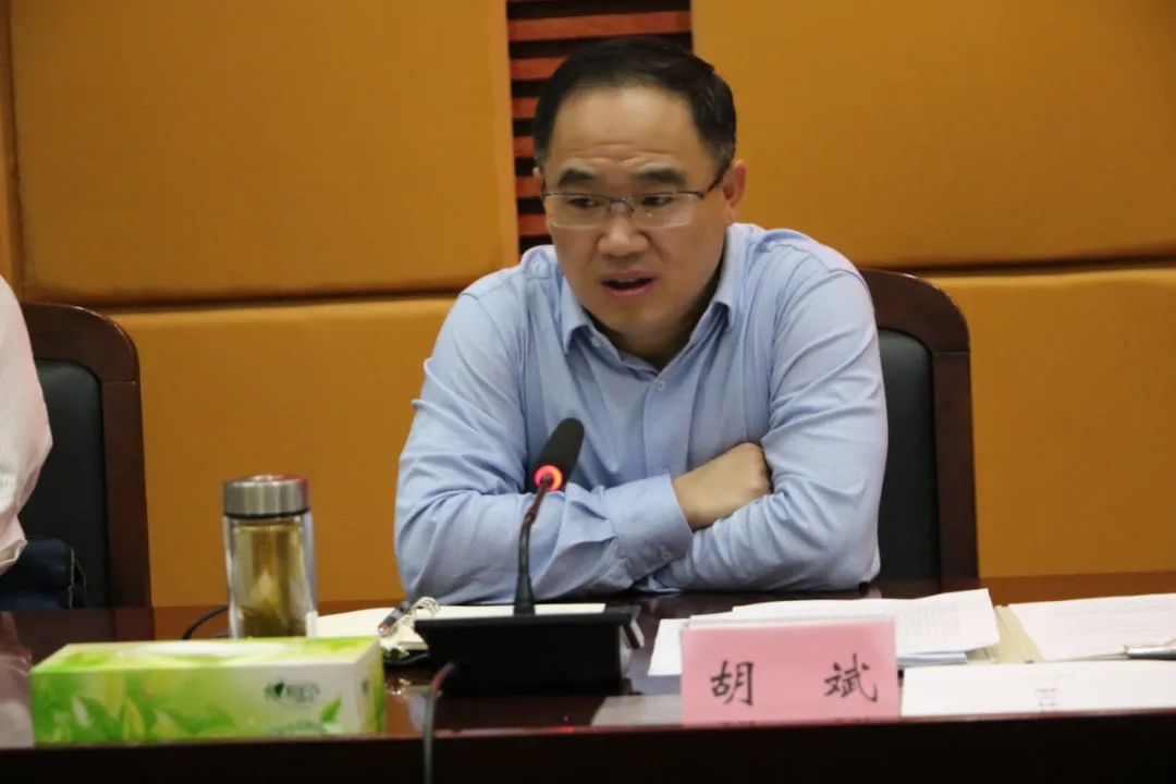 胡斌主持召开县十六届人民政府第64次常务会议