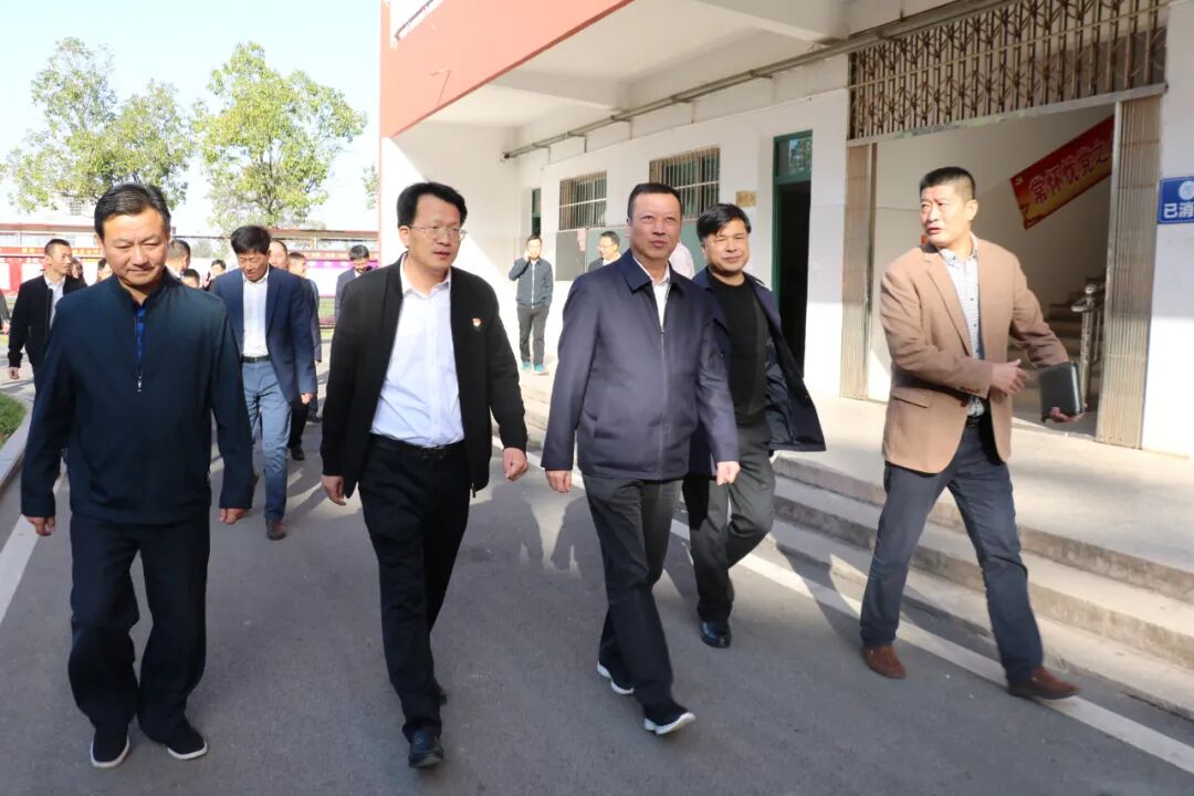 在鄱阳卫校调研▼在县第二幼儿园施工现场调研▼在鄱阳卫校拟选新校址