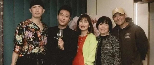吴建豪为妈妈庆祝70岁生日,打扮时尚,身材超好,母子俩长得好像