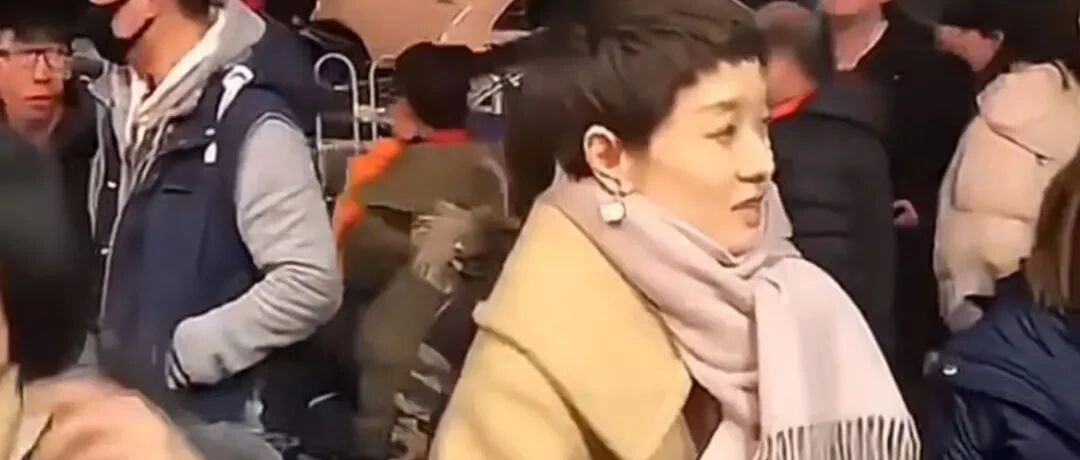 在街头拍到马伊琍，穿大衣戴围巾还缩脖子，但45岁状态是真年轻！