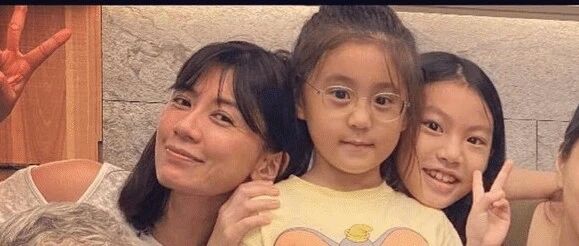 大合影里的贾静雯才真实，土黄的皮肤还很多皱纹，别营销漂亮了！