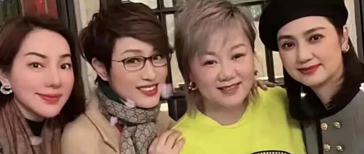 洪欣50岁打扮真年轻，脸颊饱满但很不自然，一不包装就成老阿姨！