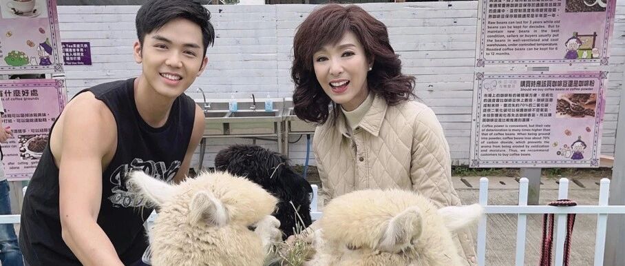 米雪皮肤焉瘪，是个地地道道的奶奶，快七十了就别烫卷发装阿姨!