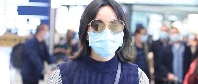 闫妮走机场被拍，额头出油不平整，穿衬衫套背心比年轻人还时髦！