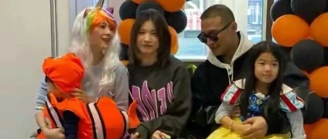 章子怡过节晒合影，脸上瑕疵不掩饰修图，自然衰老不装很真实！