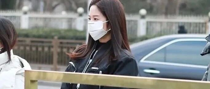 拍到颖儿现身春晚彩排，腿好细脸好小是真漂亮，穿的单薄很显眼！