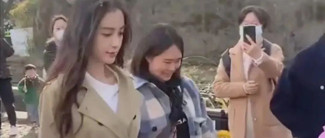 杨颖在街头被围观拍照，明星的腰也太细了，在人群中特高挑漂亮！