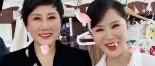 ​张凯丽跟付笛生夫妇合影，脸一点不自然，也是个不服老的奶奶！