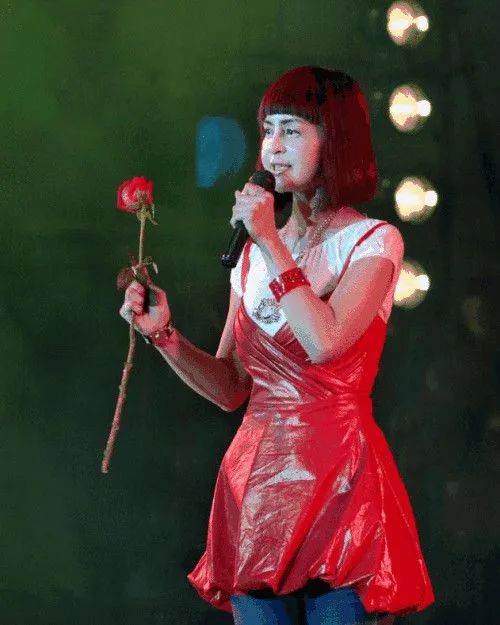 歌手高胜美太落魄了,52岁还去农村商演,却穿一身白裙装清纯!-微信头条网 歌手高胜美太落魄了,52岁还去农村商演,却穿一身白裙装清纯!
