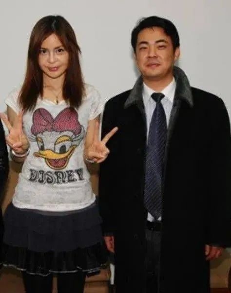 歌手高胜美太落魄了,52岁还去农村商演,却穿一身白裙装清纯!-微信头条网 歌手高胜美太落魄了,52岁还去农村商演,却穿一身白裙装清纯!