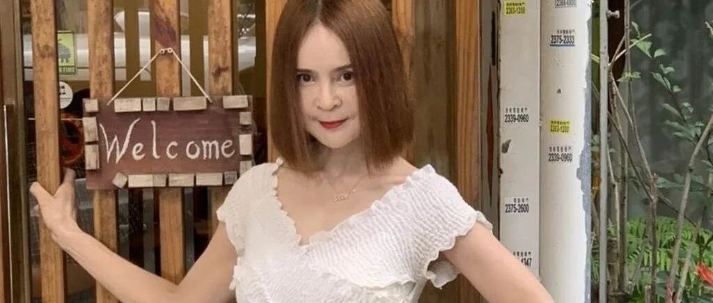 歌手高胜美太落魄了，52岁还去农村商演，却穿一身白裙装清纯！