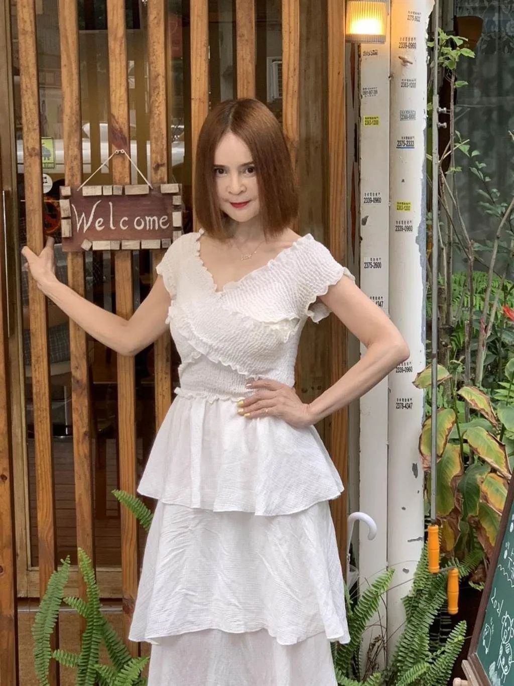 歌手高胜美太落魄了，52岁还去农村商演，却穿一身白裙装清纯！