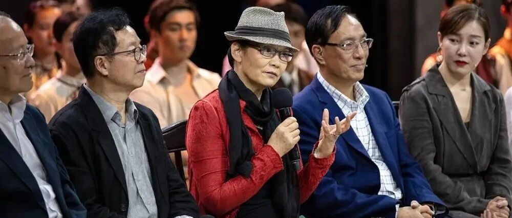 潘红自带贵气，她的衣品也一直很高级，美的自然不做作！