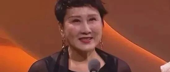 张凯丽被媒体采访的后台照，穿长裤搭运动鞋，当个普通老人！