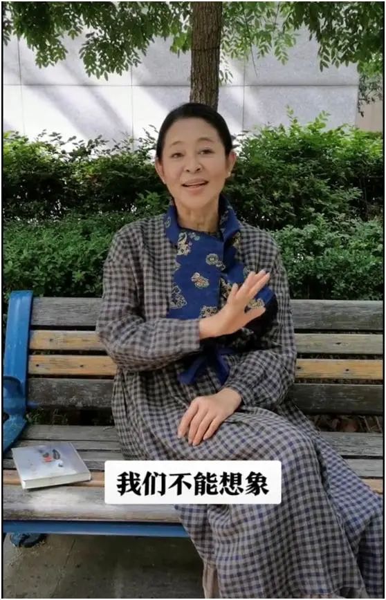 倪萍從心底不服老，錄節目還穿無袖裙，61歲打扮比年輕人還潮！ 時尚 第3張