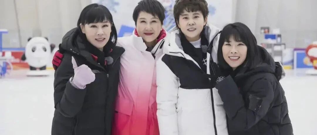 张凯丽晒滑冰的合影，运动员都素颜就她浓妆，59岁就该有老人样！