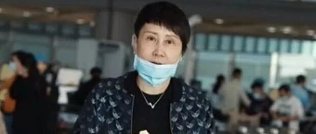 张凯丽素颜憔悴，在机场穿上了老年花衣服，还踩了双平底鞋！