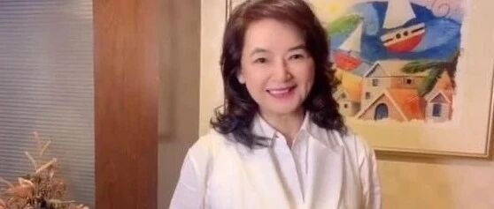 胡慧中大方出镜，没有修饰衰老的容颜，63岁穿西装气质优雅！